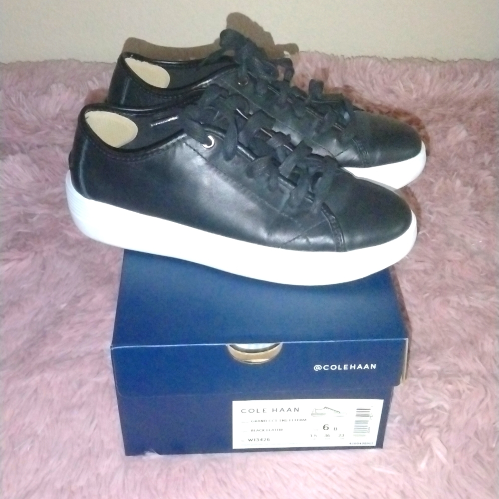 Cole Haan black and white lace up leather shoes 6b